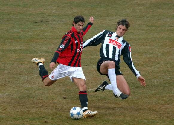 Rui Costa (Milan, li.) zieht gegen Massimo Paci (Ascoli Calcio) ab Fußball Herren Serie A 2005 2006, 1. Italienische Liga, AC Mailand - AC Ascoli Calcio 1:0 Gruppe Mailand Kampf, Dynamik,
