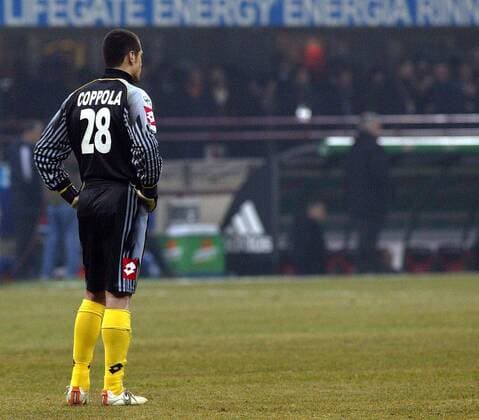 Torwart Ferdinando Coppola (Ascoli) folgt dem Geschehen -  Fußball Herren Serie A 2005 2006, 1. Italienische Liga, AC Ascoli Calcio Einzelbild Mailand