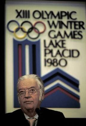 IOC Präsident Lord Michael Killanin (Irland) vor dem Logo der XIII Olympic Winter Games in Lake Placid 1980 OS Winter Herren 82. IOC Session, Kongress, Vollversammlung, Versammlung, Olympische Spiele 1980, Winterspiele, Vdia Einzelbild Internationales Olympisches Komitee Lake Placid