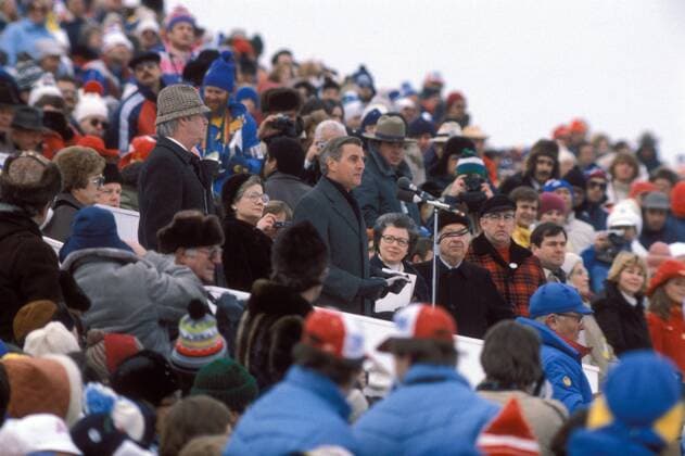 Vizepräsident Walter Frederick Mondale (USA) eröffnet mit einer Rede die Olympischen Winterspiele van Lake Placid OS Winter Herren Olympische Spiele 1980, Winterspiele, Eröffnung, Eröffnungsfeier, Feier, Zeremonie, Fest, Vdia Totale Lake Placid