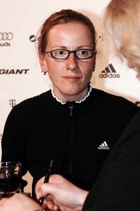 Judith Arndt (Deutschland T Mobile) im Interview am Rande der T Mobile Teampräsentation 2006 Radsport Damen Straßenradsport 2006, Straße, Rad, Vorstellung, Präsentation, Pressetermin Porträt Cala d Or, dOr Mallorca