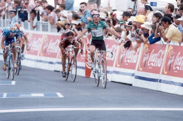 Erik Zabel (Deutschland Telekom) gewinnt die 8. Etappe der Tour de France -  Radsport Herren 84. Tour de France 1997, Straßenradsport, Straße, Rad Gruppe Etappensieg, Etappensieger 8. Etappe: Santernes - Pau Freude,