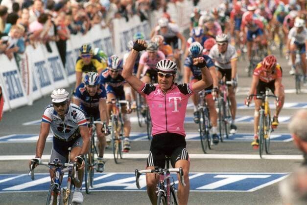 Erik Zabel (Deutschland Telekom, re.) gewinnt die 20. Etappe der Tour de France vor Emmanuel Magnien (Frankreich La Francaise des Jeux) -  Radsport Herren 88. Tour de France 2001, Straßenradsport, Straße, Rad Gruppe Etappensieg, Etappensieger 2. Etappe: Anvers - Seraing Freude,