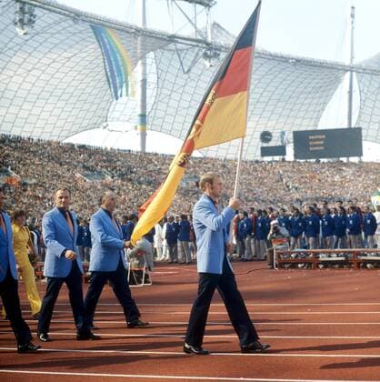 Eröffnungsveranstaltung: Einmarsch der Olympiamannschaft der DDR angeführt vom Fahnenträger Manfred Wolke, dahinter Rudi Hellmann (li.), Leiter der Abteilung Sport im ZK der SED Boxen OS Sommer Herren Olympische Spiele 1972, Sommerspiele, Eröffnung, Eröffnungsfeier, Feier, Zeremonie, Fest, Mfdia Gruppe Olympiateam DDR, einlaufen, auflaufen München, Eröffnungszeremonie, Veranstaltung