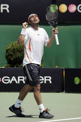 Marcos Baghdatis (Zypern) jubelt Tennis Herren Australian Open 2006, Grand Slam, ATP Tour, Hartplatz, Hardcourt, Hartplatztennis, Hartplatzturnier Einzelbild Melbourne Freude,