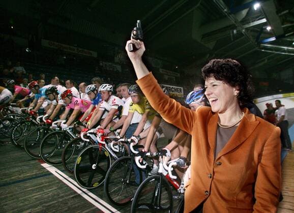 Ute Vogt (Deutschland), stellvertretende SPD Bundesvorsitzende, gibt den Startschuss zum Eröffnungsrennen der 23. Stuttgarter Sixdays 2006 Radsport Herren 23. Stuttgarter Sechstagerennen 2006, Sechstage, Sechs, Sixdays, six days, Rad, Bahn, Bahnradsport Totale Vorsitzende, Stellvertreter, Stellvertreterin Stuttgart