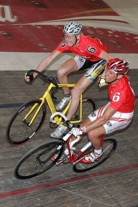 Roland Garber (Österreich, re.) und Stanislav Kozubek (Tschechien) - Wechsel Radsport Herren 23. Stuttgarter Sechstagerennen 2006, Sechstage, Sechs, Sixdays, six days, Rad, Bahn, Bahnradsport Gruppe Stuttgart Dynamik,