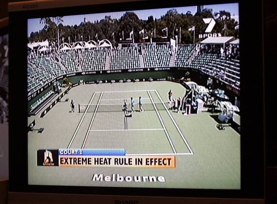 TV Monitor zeigt an, daß zur Zeit in Melbourne wegen extremer Hitze auf den Außenplätzen nicht gespielt werden kann Tennis Herren Australian Open 2006, Grand Slam, WTA Tour, Hartplatz, Hardcourt, Hartplatztennis, Hartplatzturnier Totale Melbourne Leere,