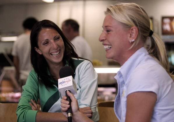 Anastasia Myskina (Rußland, li.) wird für Eurosport von ihrer Kollegin Barbara Schett (Österreich) interviewt Tennis Damen Australian Open 2006, Grand Slam, WTA Tour Gruppe Melbourne