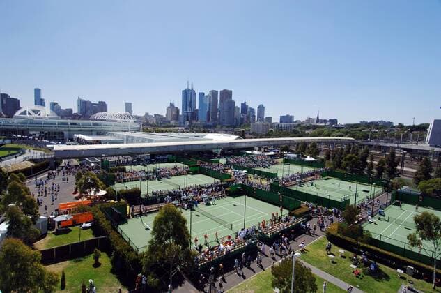 Tennisplätze des Flinders Park, Austragungsstätte der Australian Open, im Hintergrund die Skyline von Melbourne Tennis Damen Australian Open 2006, Grand Slam, WTA Tour, Hartplatz, Hardcourt, Hartplatztennis, Hartplatzturnier Totale Melbourne
