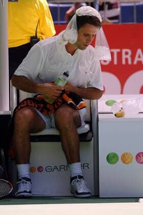 Fabrice Santoro (Frankreich) kühlt sich und seinen Kopf während des Seitenwechsels mit Eis Tennis Herren Australian Open 2006, Grand Slam, ATP Tour Einzelbild Melbourne
