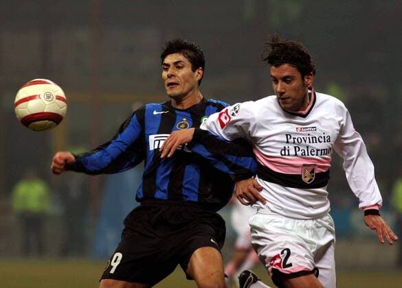 Julio Ricardo Cruz (Inter, li.) gegen Christian Zaccardo (Palermo) -  Fußball Herren Serie A 2005 2006, 1. Italienische Liga, FC Internazionale Mailand - US Palermo 3:0 Gruppe Mailand Dynamik,