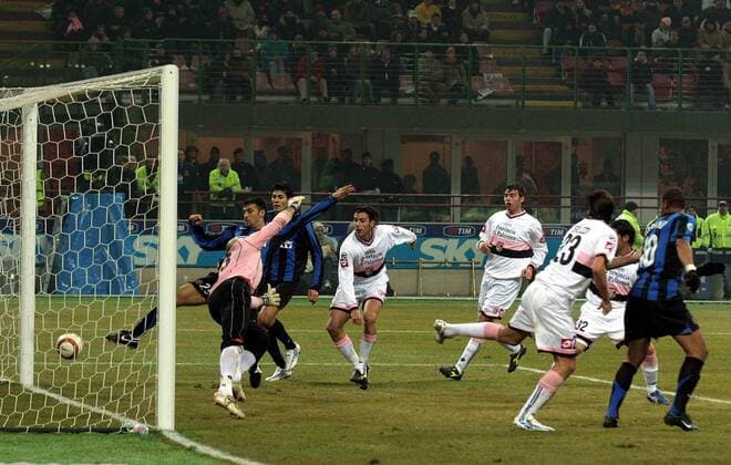 Torwart Cristiano Lupatelli (Palermo) streckt sich vergeblich, der Ball landet im Tor, ohnehin wären Walter Samuel (li.) und Julio Ricardo Cruz (3.v.li., beide Inter) zu Stelle gewesen, daneben Christian Zaccardo (Mitte)... -  Fußball Herren Serie A 2005 2006, 1. Italienische Liga, FC Internazionale Mailand - US Palermo 3:0 Gruppe Mailand Dynamik,