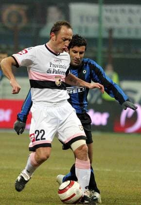 Massimo Mutarelli (Palermo, li.) gegen Luis Figo (Inter) -  Fußball Herren Serie A 2005 2006, 1. Italienische Liga, FC Internazionale Mailand - US Palermo 3:0 Gruppe Mailand Dynamik,