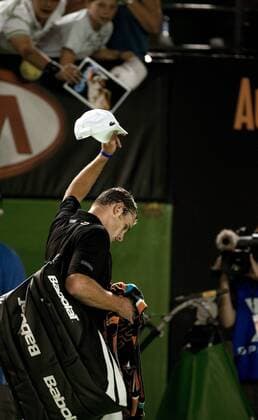 Andy Roddick (USA) verläßt enttäuscht den Platz Tennis Herren Australian Open 2006, Grand Slam, ATP Tour Einzelbild Melbourne Enttäuschung,