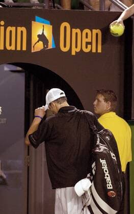Andy Roddick (USA) verläßt enttäuscht den Platz Tennis Herren Australian Open 2006, Grand Slam, ATP Tour Einzelbild Melbourne Enttäuschung,