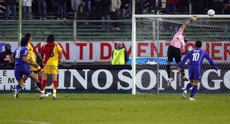 Torwart Marco Storari (Messina) kann die Bogenlampe von Luca Toni (Florenz, li.) nicht abwehren -  Fußball Herren Serie A 2005 2006, 1. Italienische Liga, AC Fiorentina - FC Messina 2:0 Gruppe Florenz Dynamik,