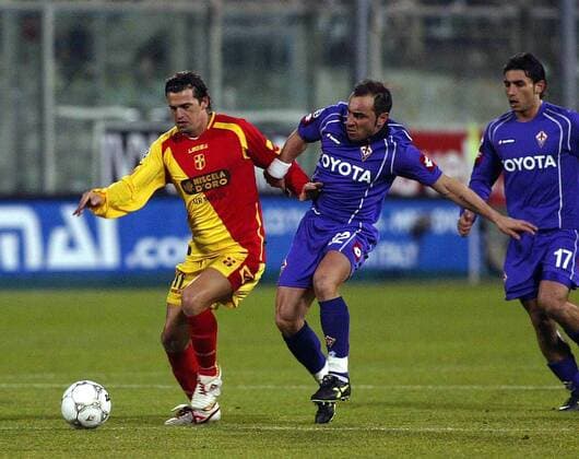 Arturo Di Napoli (Messina, li.) gegen Cristian Brocchi (Florenz) -  Fußball Herren Serie A 2005 2006, 1. Italienische Liga, AC Fiorentina - FC Messina 2:0 Gruppe Florenz Dynamik,