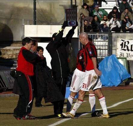 Jaap Stam (Milan, re.) wird ausgewechselt -  Fußball Herren Serie A 2005 2006, 1. Italienische Liga, AC Mailand Gruppe Siena