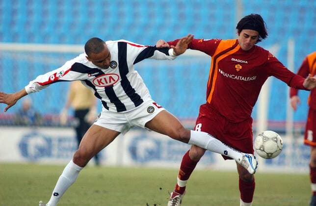 Jose Vidigal (Udine, li.) gegen Alberto Aquilani (Roma) -  Fußball Herren Serie A 2005 2006, 1. Italienische Liga, Udinese Calcio - AS Rom 1:4 Gruppe Udine Dynamik,