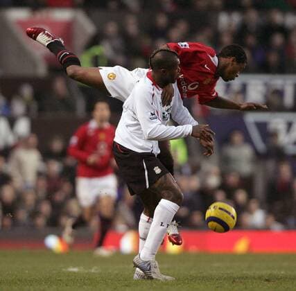 Djibril Cisse (Liverpool, Vorn) gegen Patrice Evra (Manchester United) -  Fußball Herren English Premier League 2005 2006, 1. Englische Liga, Manchester United - FC Liverpool 1:0, ManU Gruppe Manchester Dynamik,