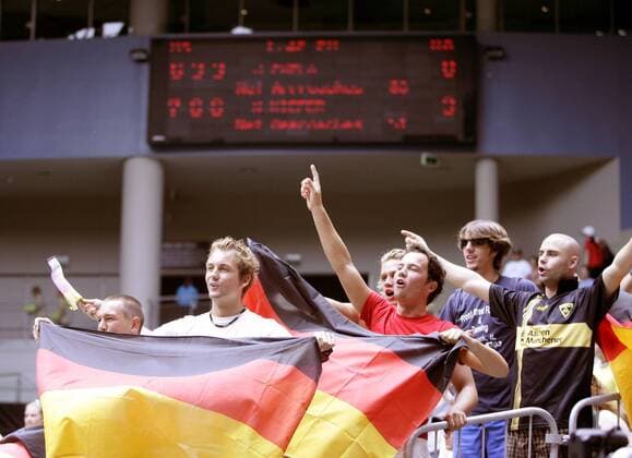 Deutsche Tennisfans mit ihren Nationalfahnen Tennis Herren Australian Open 2006, Grand Slam, ATP Tour, Deutschland Gruppe Melbourne
