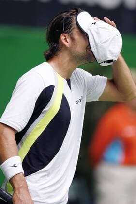 Nicolas Kiefer (Deutschland) möchte sich am liebsten unter seinem Basecap verstecken Tennis Herren Australian Open 2006, Grand Slam, ATP Tour Einzelbild Melbourne