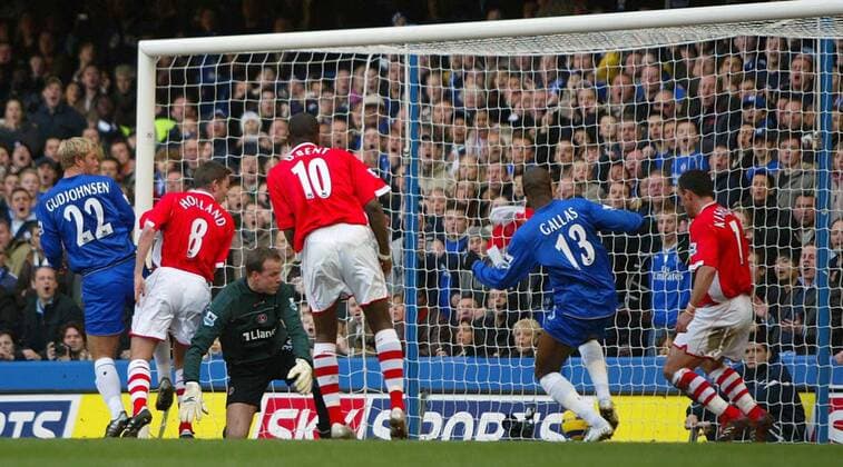 Eidur Gudjohnsen (Chelsea, li.) erzielt das 1:0, Matt Holland (2.v.li.), Torwart Thomas Myhre, Darren Bent (alle Charlton) und William Gallas (2.v.re.) schauen zu -  Fußball Herren English Premier League 2005 2006, 1. Englische Liga, Chelsea FC London - Charlton Athletic 1:1 Gruppe London