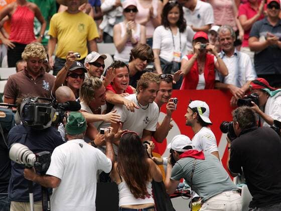 Nicolas Kiefer (Deutschland) lässt sich von seinen Fans und Fotografen ablichten Tennis Herren Australian Open 2006, Grand Slam, ATP Tour Totale Melbourne