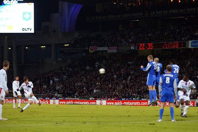 Juninho (Lyon, li.) - Freistoss gegen die Mauer von Auxerre Fußball Herren Ligue 1 2005 2006, 1. Französische Liga, Olympique Lyonnais - AJ Auxerre 1:1, OM Totale pan12220 Lyon Dynamik,  