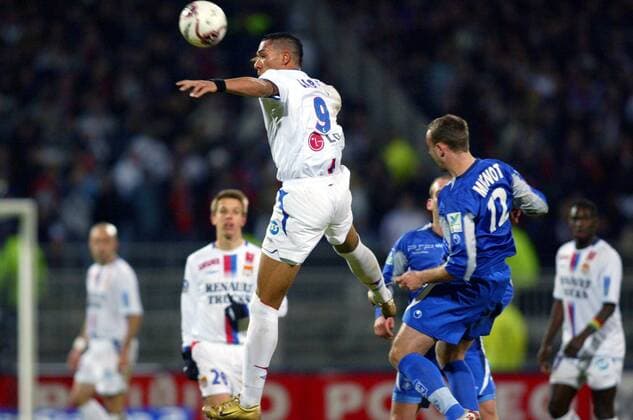 John Carew (Lyon, li.) gegen Jean Pascal Mignot (Auxerre) Fußball Herren Ligue 1 2005 2006, 1. Französische Liga, Olympique Lyonnais - AJ Auxerre 1:1, OM Gruppe pan12220 Lyon Dynamik,  