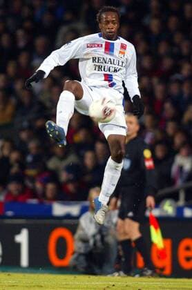 Sidney Govou (Lyon) - Ballannahme im Sprung Fußball Herren Ligue 1 2005 2006, 1. Französische Liga, Olympique Lyonnais, OM Einzelbild pan12220 Lyon Dynamik, Höhe,  
