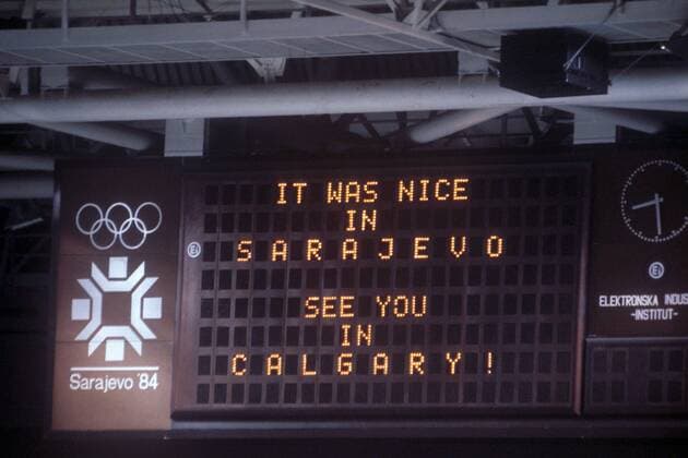 Während der Abschlußveranstaltung folgt der obligatorische Gruß an den nächsten Ausrichter: It was nice in Sarajevo, see you in Calgary! OS Winter Herren Olympische Spiele 1984, Winterspiele, Abschluß, Abschluss, Abschlußfeier, Feier, Zeremonie, Vdia Einzelbild Sarajevo