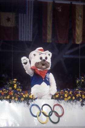 Howdy, das Maskottchen der Winterspiele von Calgary 1988, winkt während der Abschlußveranstaltung in Sarajevo vom Podium OS Winter Herren Olympische Spiele 1984, Winterspiele, Abschluß, Abschluss, Abschlußfeier, Feier, Zeremonie, Vdia Einzelbild Sarajevo