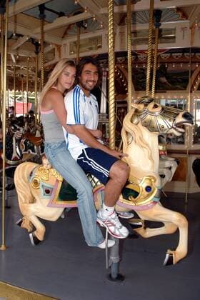 Marcos Baghdatis (Zypern) mit seiner Freundin Camille Neviere im Melbourne Luna Park auf einem Karussell Tennis Herren Australian Open 2006, ATP Tour, Grand Slam, Rummel, Jahrmarkt, Kirmes, Freizeitpark, Vergnügungspark Gruppe Melbourne Freude,