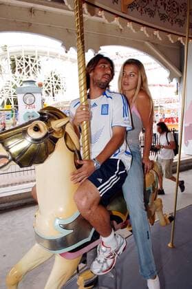 Marcos Baghdatis (Zypern) mit seiner Freundin Camille Neviere im Melbourne Luna Park auf einem Karussell Tennis Herren Australian Open 2006, ATP Tour, Grand Slam, Rummel, Jahrmarkt, Kirmes, Freizeitpark, Vergnügungspark Gruppe Melbourne