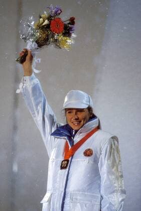 Olympiasiegerin Karin Enke (DDR) während der Siegerehrung Eisschnellauf OS Winter Damen Olympische Spiele 1984, Winterspiele, 1500m, 1500 m, Meter, Vdia Einzelbild Sarajevo Freude,