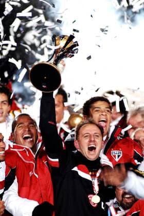 Schlußjubel Klubweltmeister FC Sao Paulo - Torwart Rogerio Ceni (Mitte) jubelt mit dem Pokal in den Händen, daneben Jose da Silva Aloisio (li.) und Edcarlos (re.) Fußball WM Herren FIFA Klubweltmeisterschaft 2005 (2006), Klub Weltmeisterschaft, Club World Championships, Toyota Cup Gruppe Yokohama Glück, Harmonie, Begeisterung, Freude,