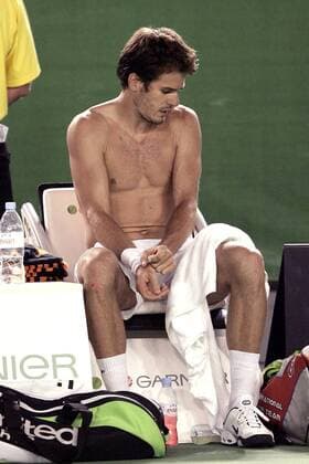 Thomas Haas (Deutschland) zieht sich während der Spielpause um Tennis Herren Australian Open 2006, Grand Slam, ATP Tour Einzelbild Melbourne