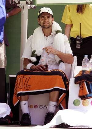 Nicolas Kiefer (Deutschland) gönnt sich in der Pause eine Erfrischung Tennis Herren Australian Open 2006, Grand Slam, ATP Tour Einzelbild Melbourne
