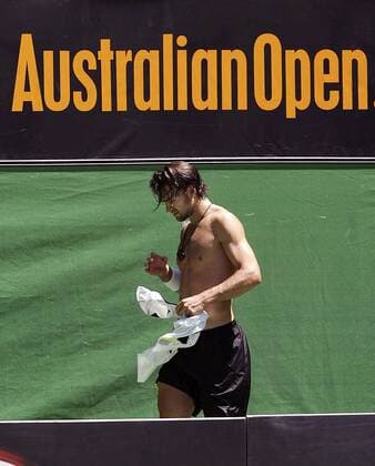 Nicolas Kiefer (Deutschland) wechselt sein T Shirt Tennis Herren Australian Open 2006, Grand Slam, ATP Tour Einzelbild Melbourne