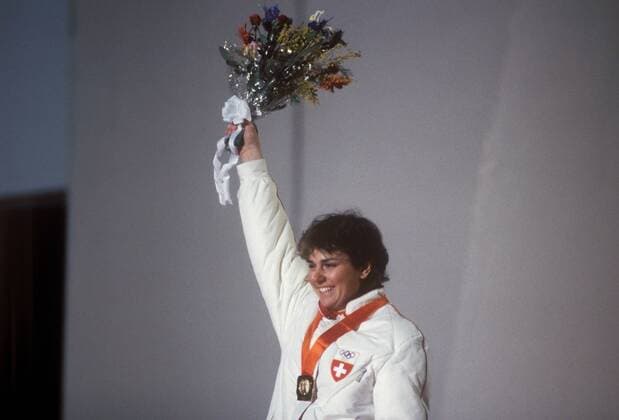 Olympiasiegerin Michela Figini (Schweiz) während der Siegerehrung Alpiner Skilauf OS Winter Damen Olympische Spiele 1984, Winterspiele, Ski Alpin, Skisport, Abfahrt, Vdia Einzelbild Sarajevo Freude,