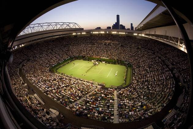 Zuschauer in der ausverkauften Rod Laver Arena warten auf den Beginn der Halbfinals bei den Australian Open 2006, hinten die Skyline von Melbourne Tennis Herren Australian Open 2006, Grand Slam, ATP Tour, WTA, Hartplatz, Hardcourt, Hartplatztennis Totale Melbourne Park Melbourne