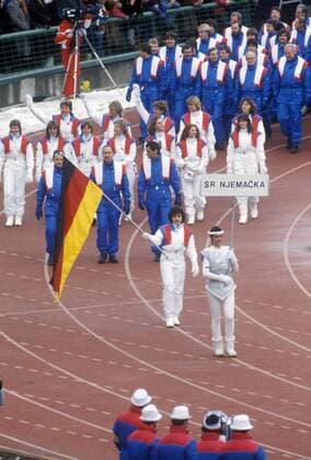 Einmarsch der Olympiamannschaft angeführt von der Fahnenträgerin Monika Holzner (BR Deutschland) Eisschnellauf OS Winter Damen Olympische Spiele 1984, Winterspiele, Eröffnung, Eröffnungsfeier, Feier, Fest, Zeremonie, Vdia Totale Olympiateam BRD, Olympiabekleidung Sarajevo, Eröffnungszeremonie, o0 Delegation