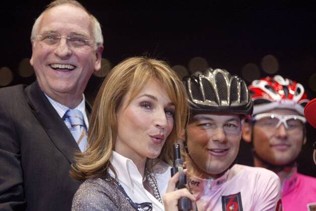 Caroline Beil gibt sehr zur Freude von Klaus Böger (SPD, li.), Senator für Bildung, Jugend und Sport, und Gerd Dörich (beide Deutschland) den Startschuß zum 95. Berliner Sechstagerennen Radsport Herren 95. Berliner Sechstagerennen 2006, Sechstage, Sechs, Sixdays, six days, Journalist, Reporter Gruppe Moderator, Moderatorin, lachen, lächeln Berlin o0 aufmacher Freude,