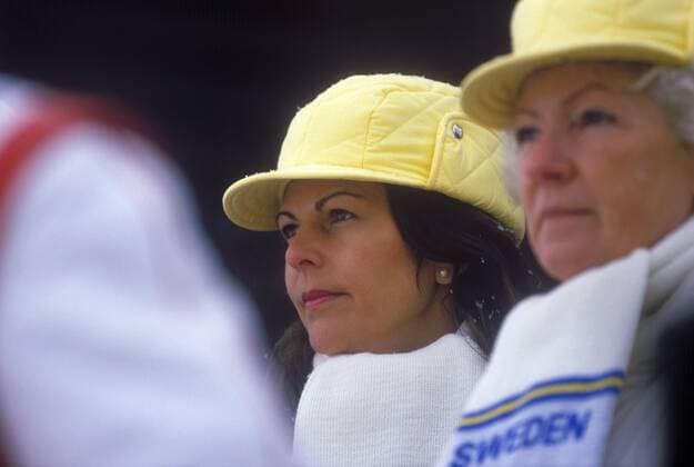 Königin Silvia von Schweden als Zuschauerin in der offiziellen Olympiakleidung ihres Landes Nordischer Skilauf OS Winter Herren Olympische Spiele 1984, Winterspiele, Ski Nordisch, Skisport, Vdia Porträt Igman Veliko Polje Sarajevo