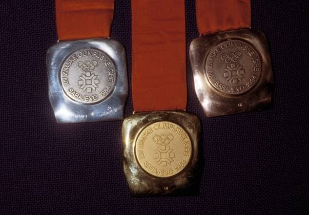 Gold, Silber und Bronze - die olympischen Medaillen von Sarajevo 1984 OS Winter Herren Olympische Spiele 1984, Winterspiele, Vdia Einzelbild Sarajevo