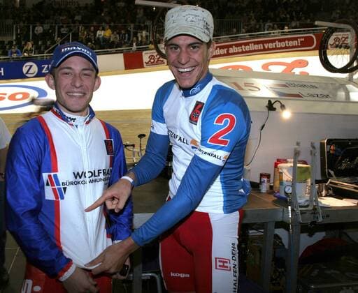 Franco Marvulli (Schweiz, re.) treibt seinen Spaß mit Stefan Löffler (Deutschland) Radsport Herren 95. Berliner Sechstagerennen 2006, Sechstage, Sechs, sixdays, six days, Rad, Bahn, Halle, Indoor Gruppe Bahnrad Berlin Freude,