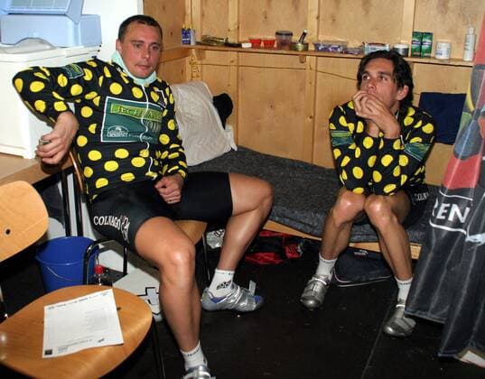 Martin Liska (li.) und Josef Zabka (beide Slowakei) nachdenklich Radsport Herren 95. Berliner Sechstagerennen 2006, Sechstage, Sechs, sixdays, six days, Rad, Bahn, Halle, Indoor Gruppe Bahnrad Berlin Nachdenklichkeit, Enttäuschung,
