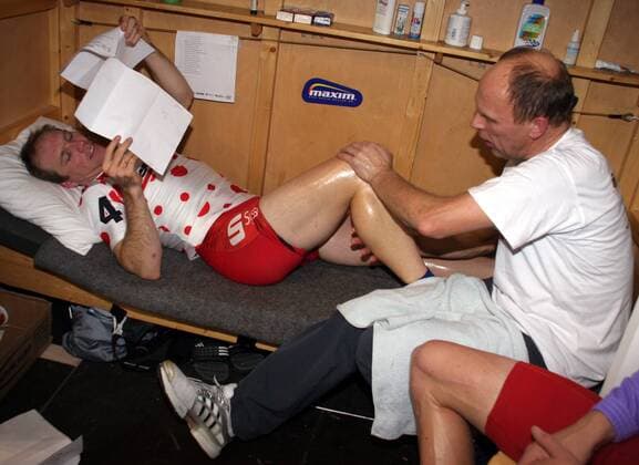 Andreas Beikirch (Deutschland) wird von Physiotherapeut Aldis Cerulis (Lettland) massiert Radsport Herren 95. Berliner Sechstagerennen 2006, Sechstage, Sechs, sixdays, six days, Rad, Bahn, Halle, Indoor Gruppe Bahnrad Berlin